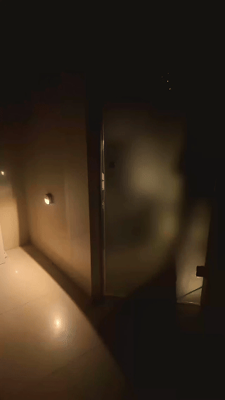 La luz iluminando el ba&ntilde;o de noche